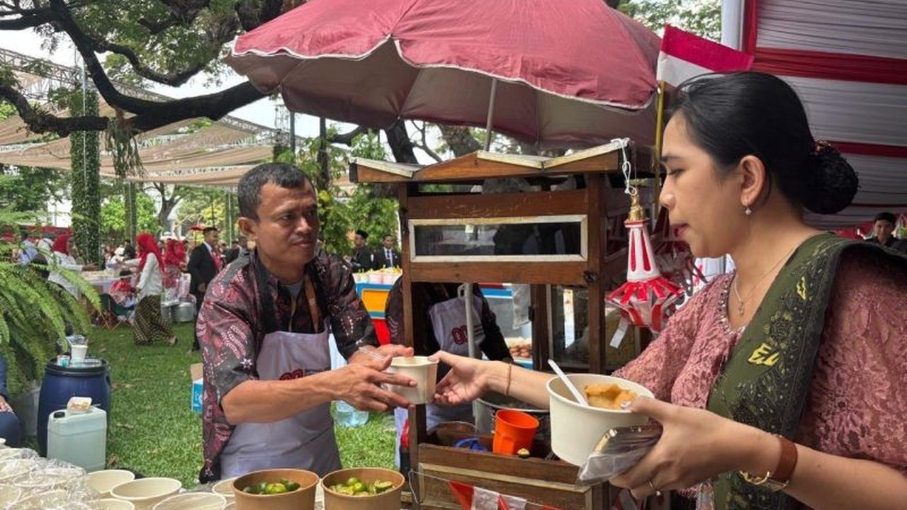 Istana Kepresidenan Jakarta menghadirkan puluhan gerobakan kuliner legendaris untuk menjamu peserta Upacara HUT RI ke-80. Simak kemeriahan Kuliner Istana HUT RI ini!