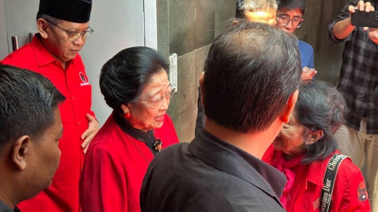 Sekjen PDIP Hasto Kristiyanto jelaskan alasan Megawati absen HUT RI di Istana, sebut tradisi baru dan kunjungan sebelumnya. Apa maknanya?