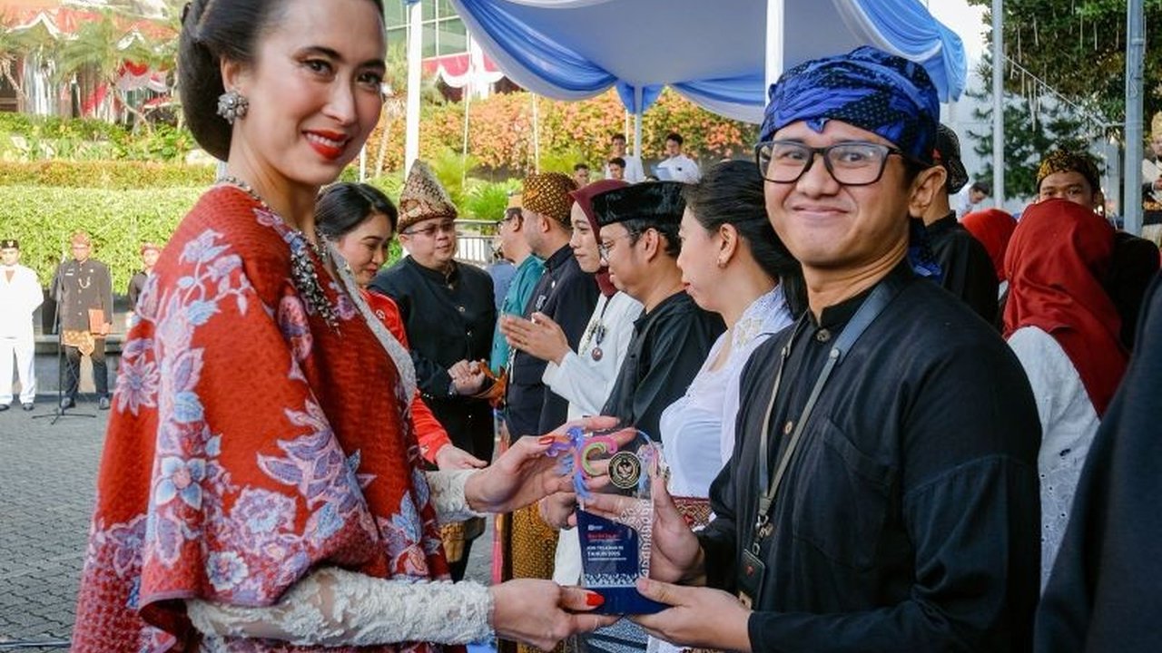 Menteri Pariwisata Widiyanti Putri Wardhana menyematkan penghargaan kepada 167 pegawai Kemenpar dalam HUT ke-80 RI, sebagai apresiasi dedikasi dan motivasi untuk pariwisata Indonesia.