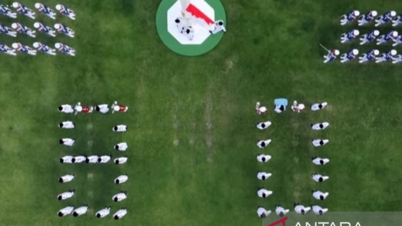 Paskibraka sukses membentuk formasi angka 80 yang menawan saat upacara penurunan bendera di Istana Merdeka. Apa makna di balik formasi spesial ini?