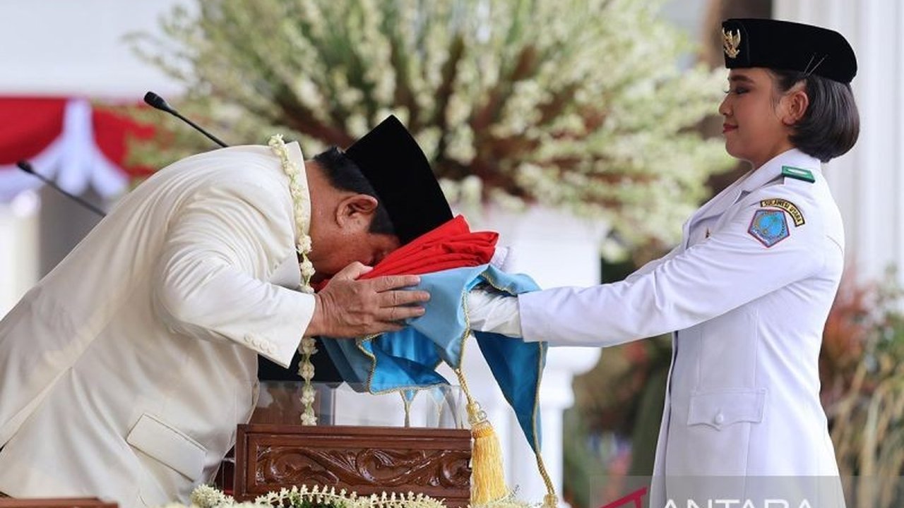 Paskibraka 2025 sukses mengibarkan bendera Merah Putih di Istana Merdeka. Simak kisah haru dan bangga para anggota Paskibraka saat bertugas di hadapan Presiden Prabowo Subianto.