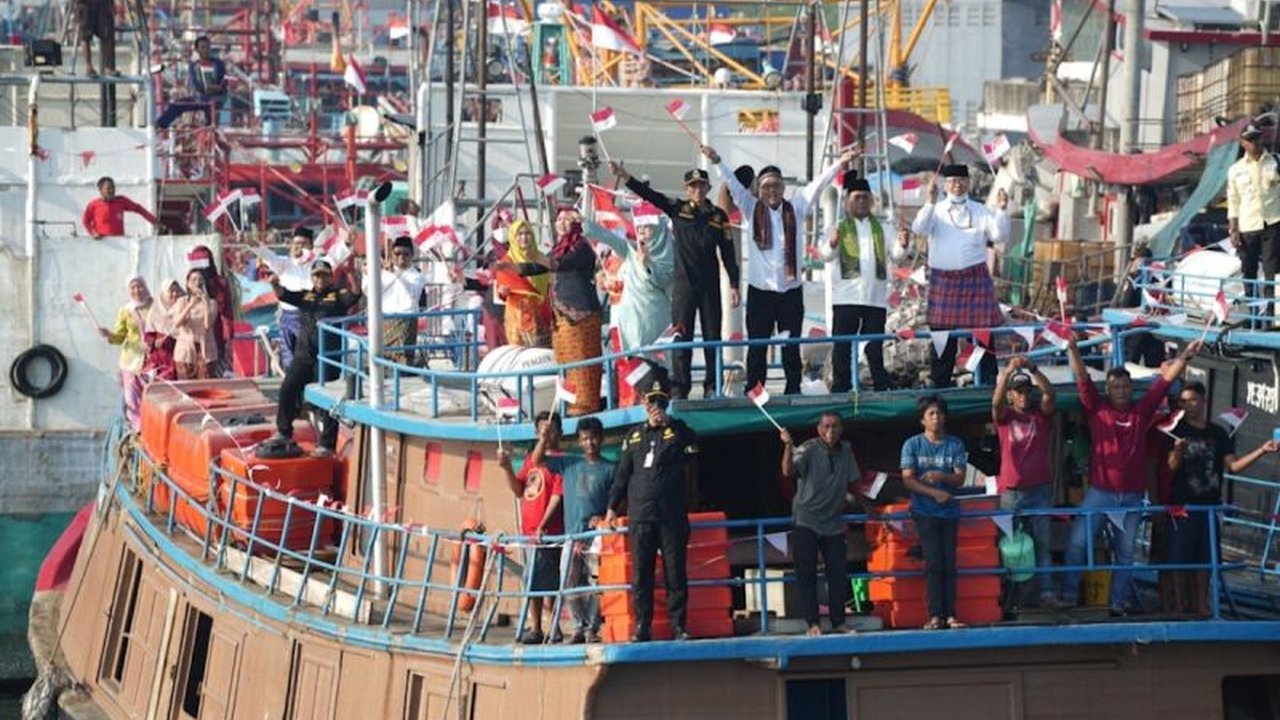 Sebanyak 80 kapal perikanan ikut serta dalam Upacara HUT RI ke-80 di Pelabuhan Muara Baru, Jakarta. Perayaan ini menjadi simbol kuat nasionalisme dan peran sektor perikanan.