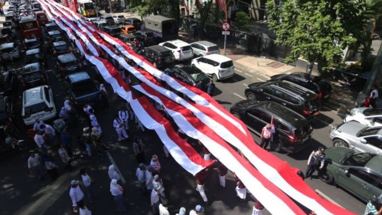 Pemerintah Provinsi Jawa Timur mencetak Rekor MURI Jatim ganda saat HUT ke-80 RI, membentangkan kain Merah Putih terpanjang. Bagaimana aksi kolosal ini membangkitkan nasionalisme?