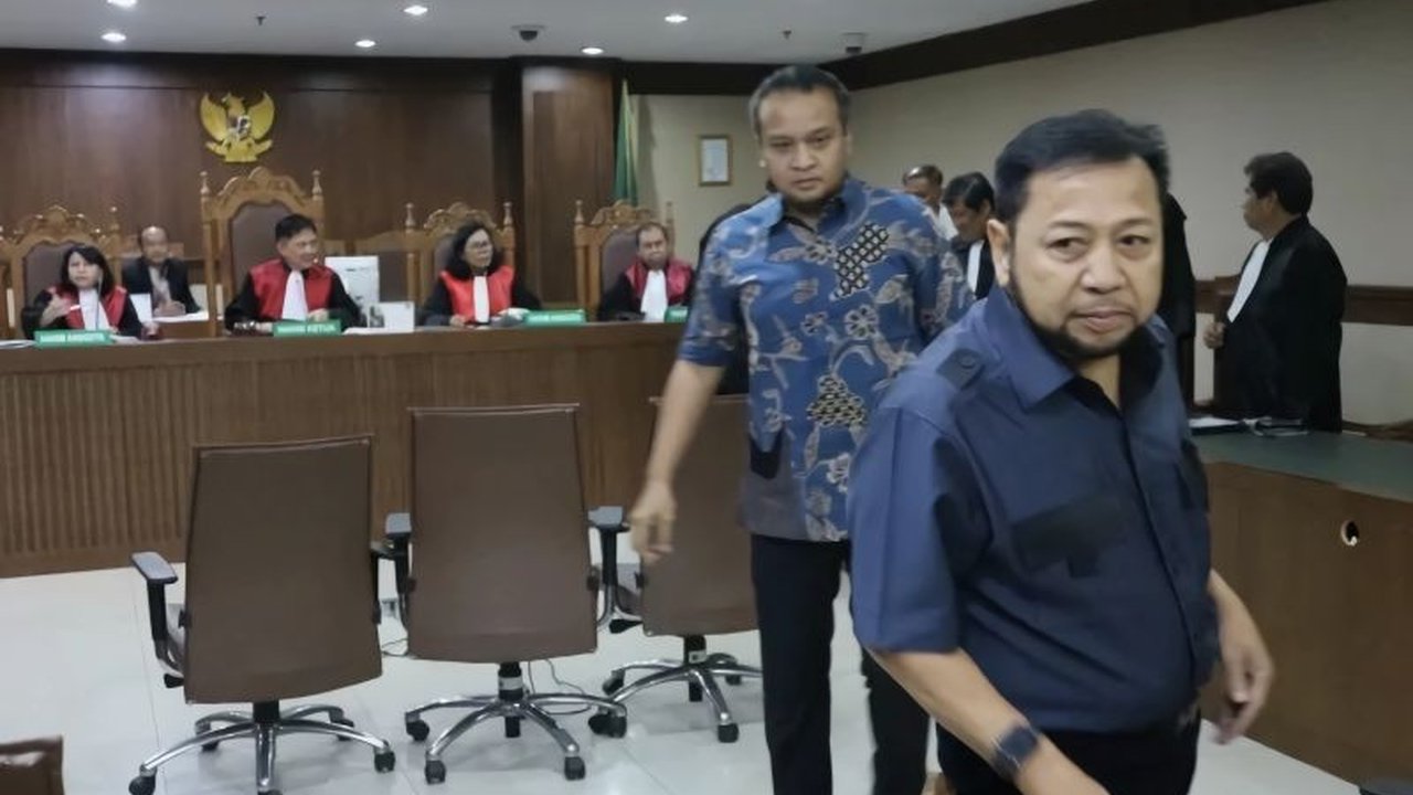 Setya Novanto, mantan Ketua DPR RI, telah bebas bersyarat dari Lapas Sukamiskin. Pembebasan ini menyusul putusan PK yang memangkas masa hukumannya.