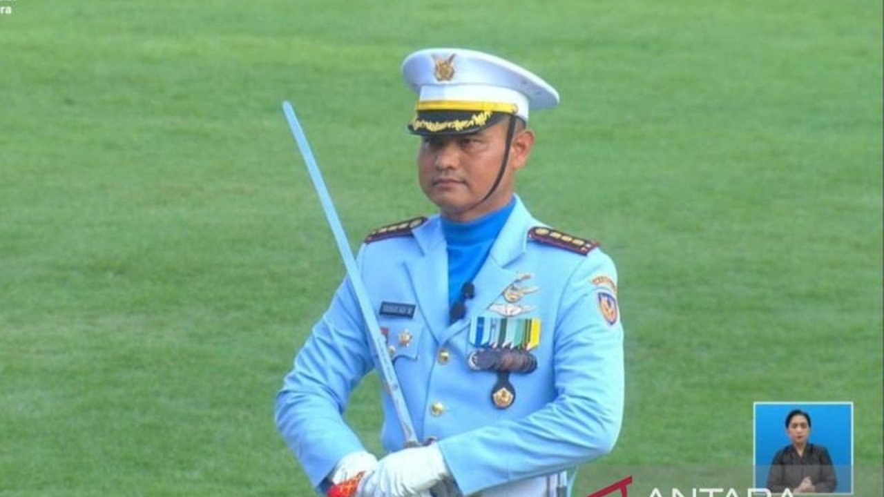 Kenali lebih dekat Kolonel Sunar Adi Wibowo, perwira TNI AU yang sukses memimpin upacara penurunan bendera Sang Merah Putih di Istana Merdeka. Siapa dia sebenarnya?