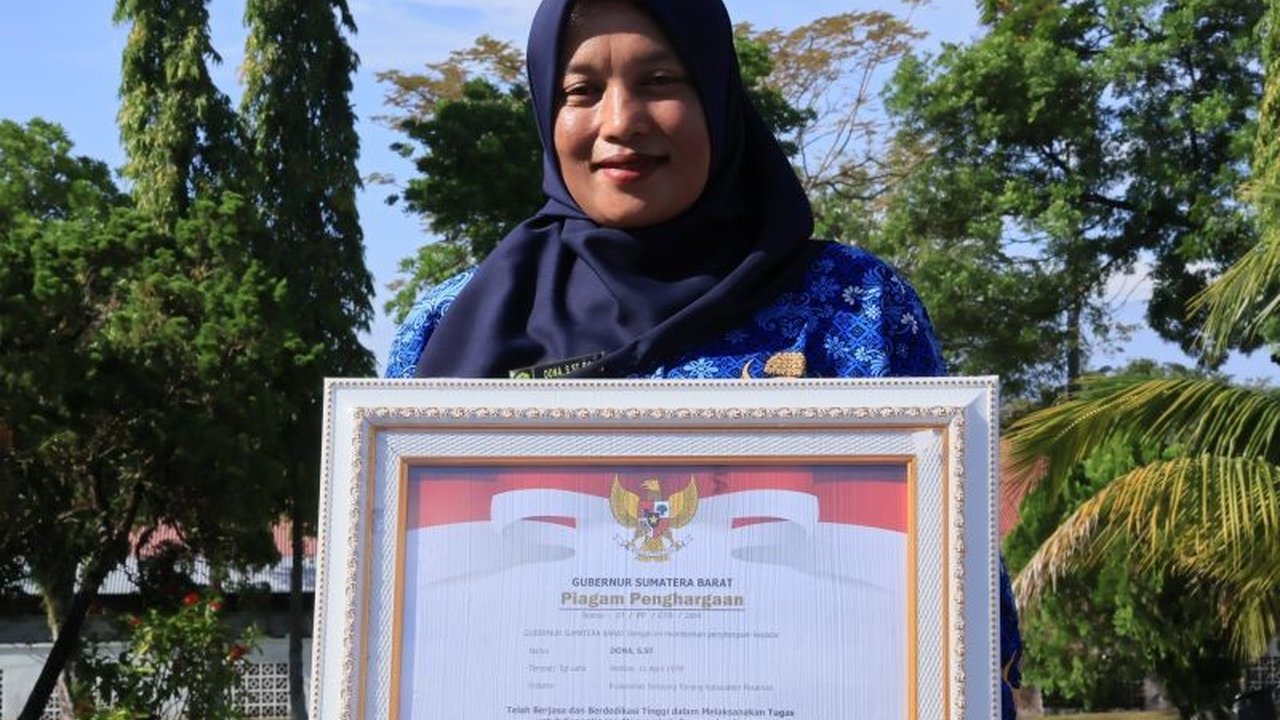 Terungkap kisah inspiratif Bidan Dona Lubis dari Pasaman, Sumatera Barat, yang rela menyeberangi sungai deras dan berhadapan dengan harimau demi mengobati pasien. Pengabdiannya diakui sebagai tenaga kesehatan teladan.