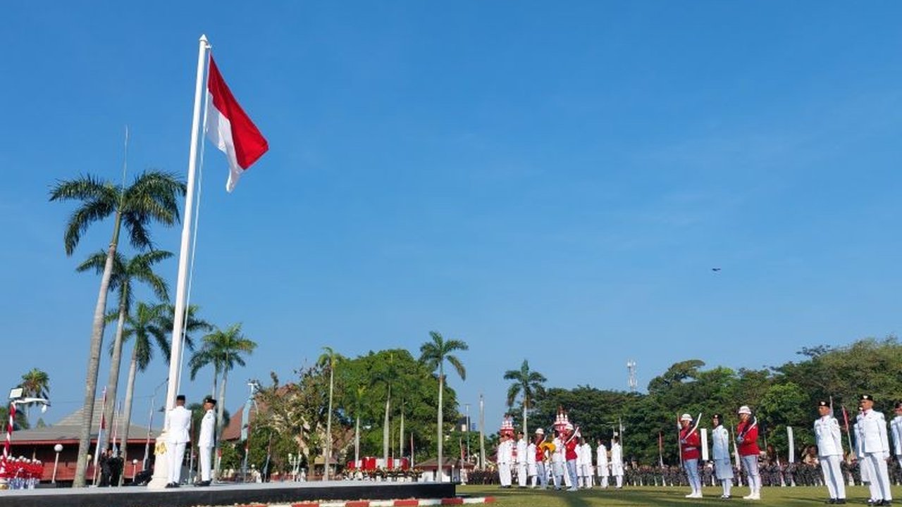 Gubernur Bengkulu Helmi Hasan mengajak seluruh elemen masyarakat menghidupkan kembali semangat gotong royong, modal dasar bangsa yang kini mulai memudar, demi kemajuan dan kesejahteraan rakyat.