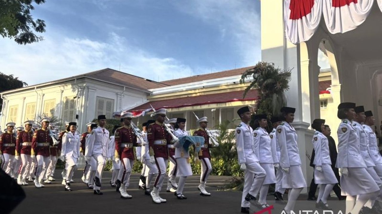 Paskibraka Indonesia Bersatu sukses laksanakan penurunan bendera di Istana Merdeka. Kenali para anggota pilihan yang bertugas dalam momen bersejarah ini!