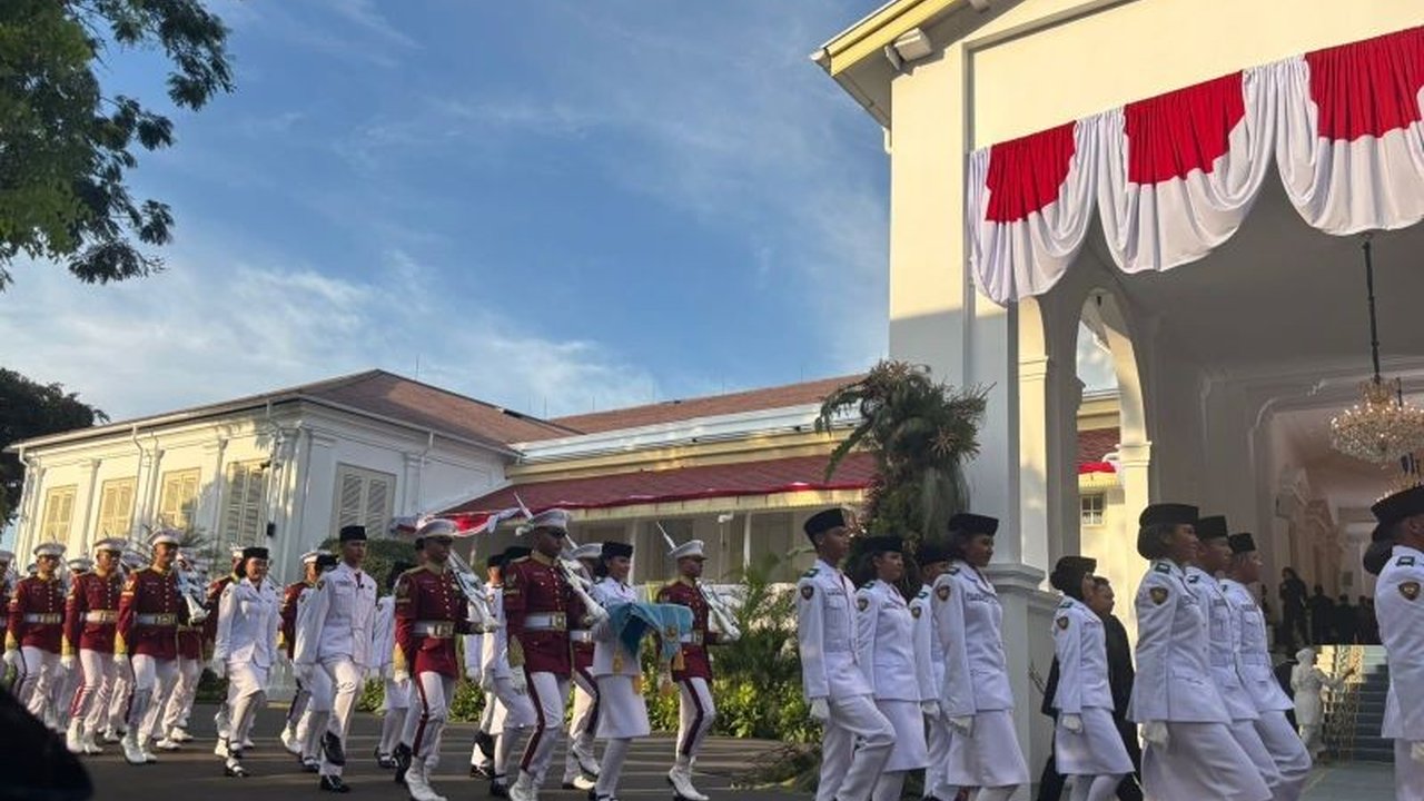 Presiden Prabowo Subianto memimpin Upacara Penurunan Bendera HUT Ke-80 RI di Istana Merdeka. Simak detail para pemimpin upacara dan anggota Paskibraka yang bertugas.