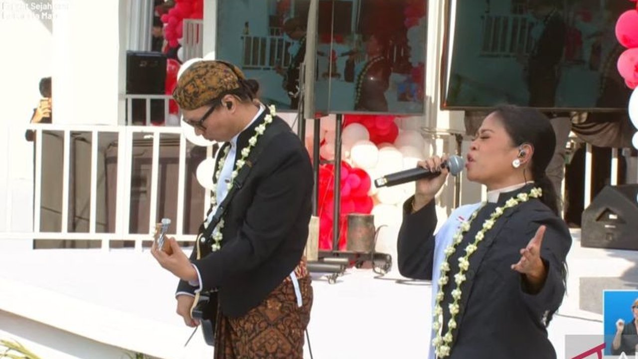 Band Coklat sukses memukau penonton di Istana Merdeka dengan lagu ikonik 'Bendera' dalam perayaan HUT ke-80 RI. Penasaran dengan penampilan dan lagu lainnya?