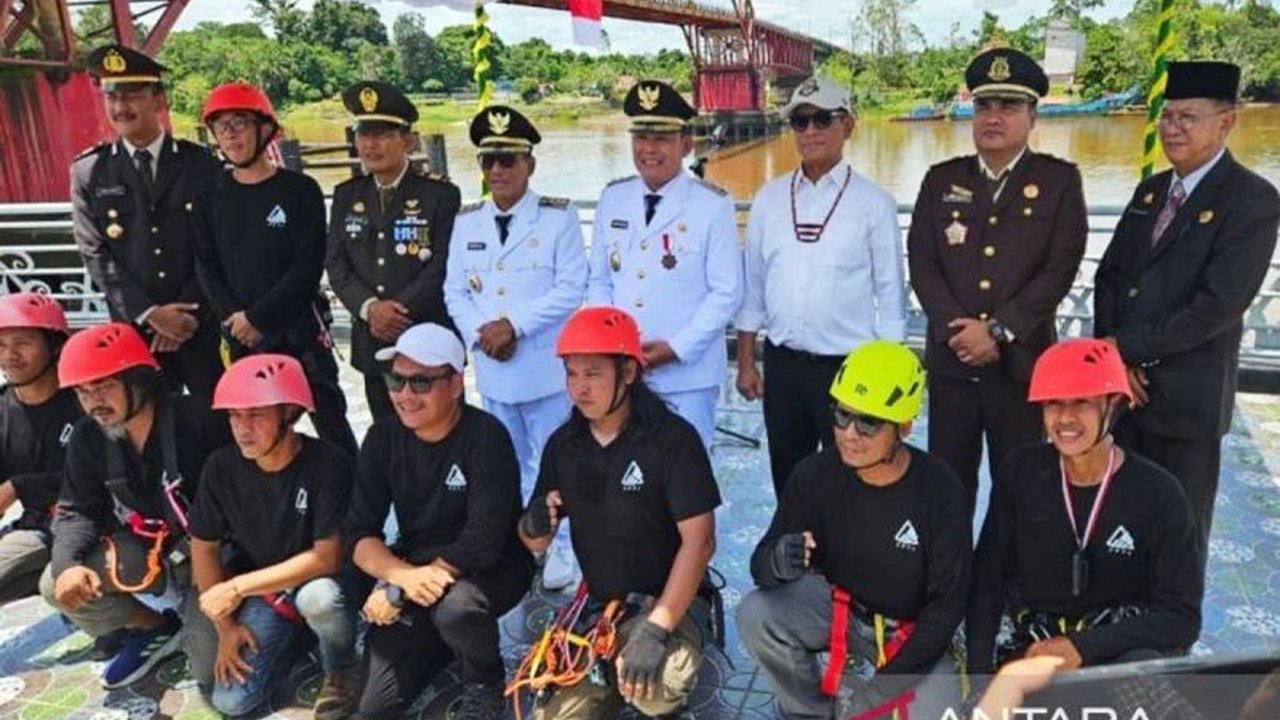 Aksi heroik Pengibaran Bendera Puruk Cahu di bawah Jembatan Merdeka Puruk Cahu diapresiasi, menjadi simbol patriotisme dan kebersamaan yang mengukir sejarah baru.
