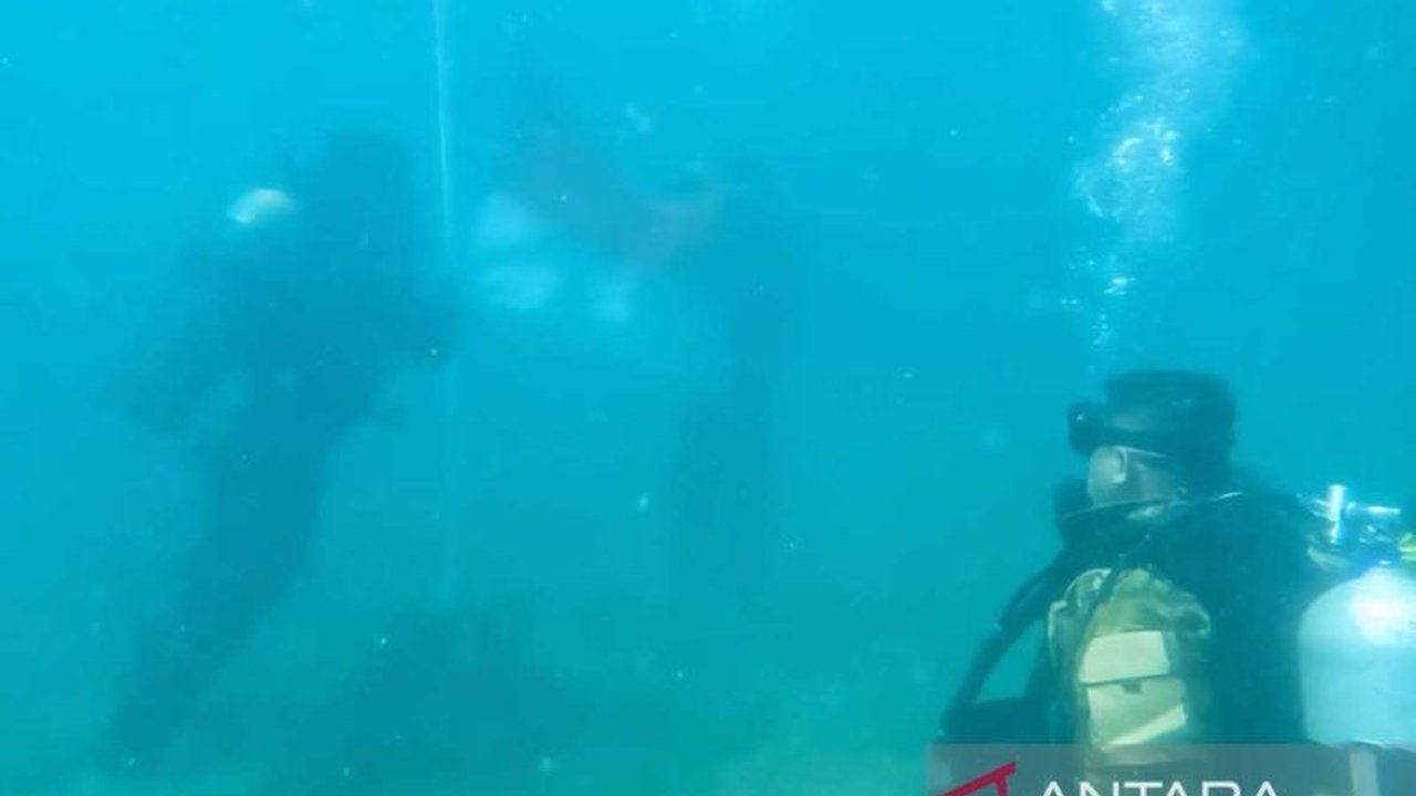 Prajurit Kodaeral VI gelar upacara Pengibaran Bendera Bawah Laut yang unik di Makassar dan Pinrang, Sulawesi Selatan, wujud nyata semangat juang menjaga kedaulatan RI.