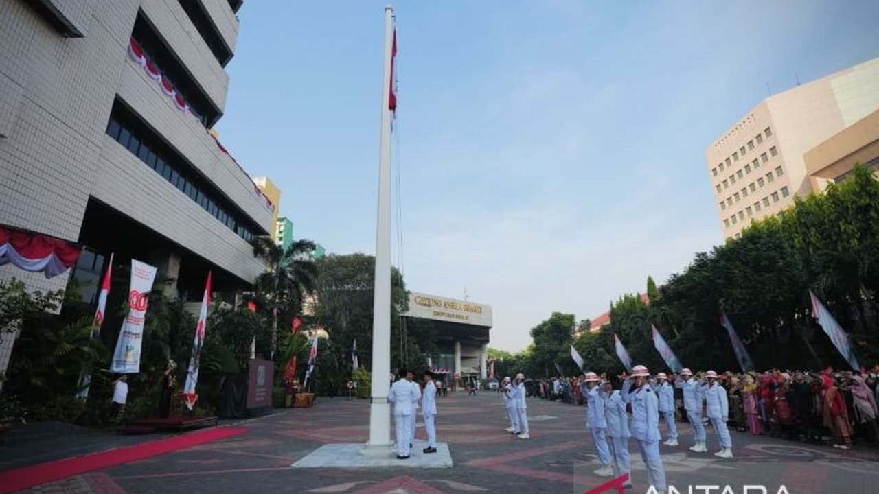 Kementerian Sosial (Kemensos) merayakan HUT RI ke-80 dengan menggaungkan kesetaraan disabilitas, menampilkan marching band tunanetra yang menginspirasi. Simak detail upacara penuh makna ini!