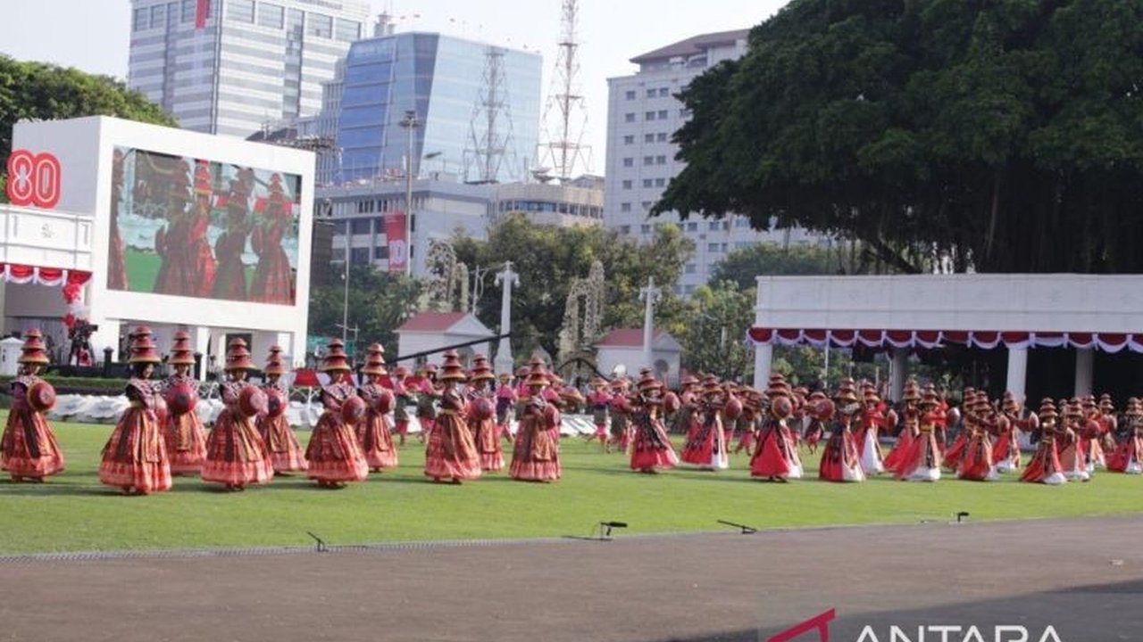 Tarian Tembolak Beak dari Nusa Tenggara Barat berhasil memukau hadirin upacara penurunan bendera HUT ke-80 RI di Istana Negara, membawa kebanggaan bagi daerah.