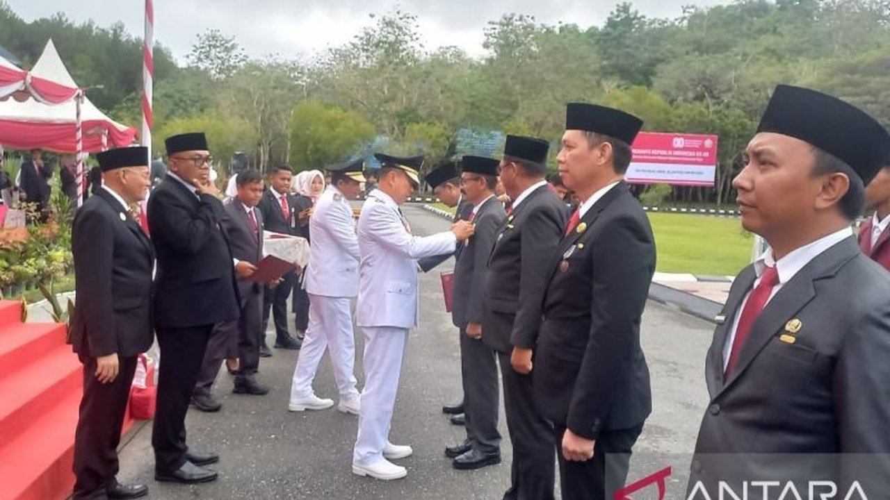 Dalam momen HUT RI ke-80, Gubernur Sultra menyerahkan Penghargaan ASN dan Siswa Berprestasi atas dedikasi mereka. Siapa saja penerima penghargaan istimewa ini?