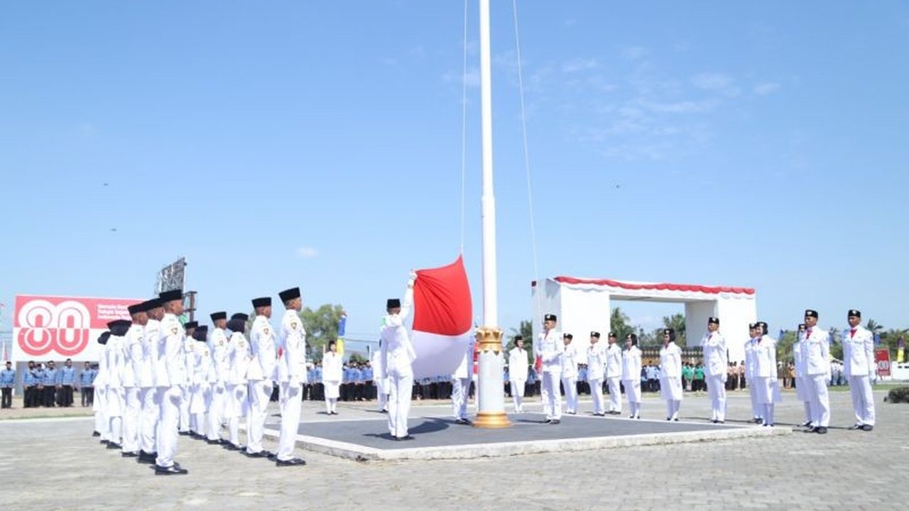 Densus 88 Polri menggelar apel peringatan HUT Kemerdekaan RI ke-80 bersama santri di Lombok Timur. Momen ini perkuat persatuan dan semangat kebangsaan.