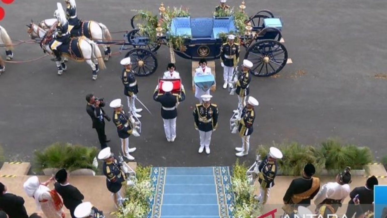 Saksikan kemegahan Kirab Garuda Prabayeksa saat mengantar duplikat bendera Merah Putih dan teks proklamasi ke Monas, dikawal pasukan khusus yang memukau.