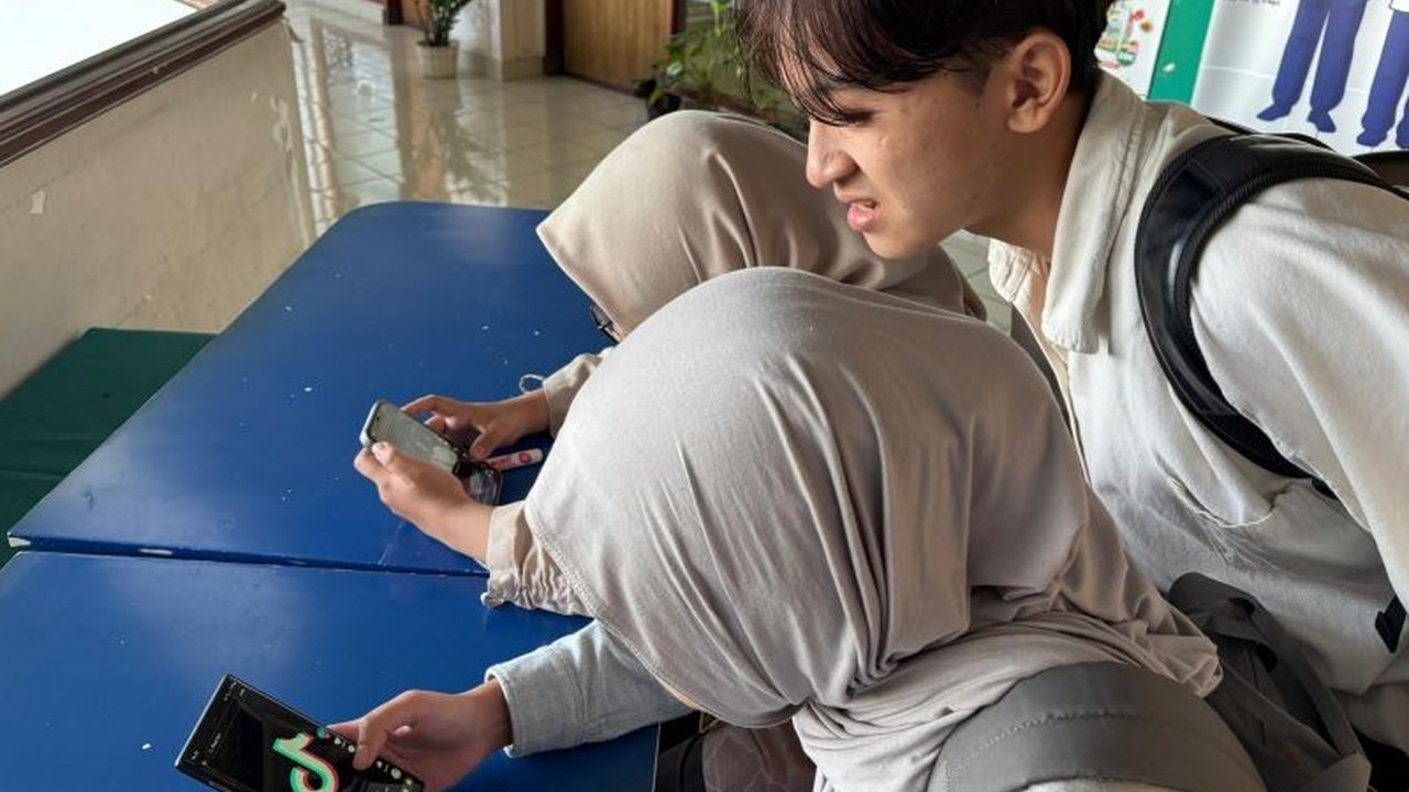 Penelitian terbaru UMY menemukan hubungan signifikan antara konsumsi konten TikTok dan peningkatan kesepian di kalangan Gen Z, memicu kekhawatiran kesehatan mental.