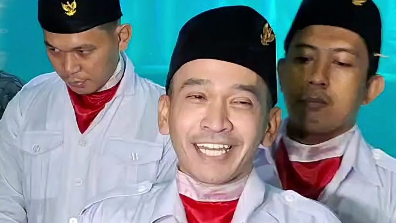 Ruben Onsu Kibarkan Bendera Bawah Air di Sea World Ancol untuk HUT RI ke-80. Simak bagaimana ia mengatasi tantangan berat di akuarium hiu, termasuk rasa cemasnya.