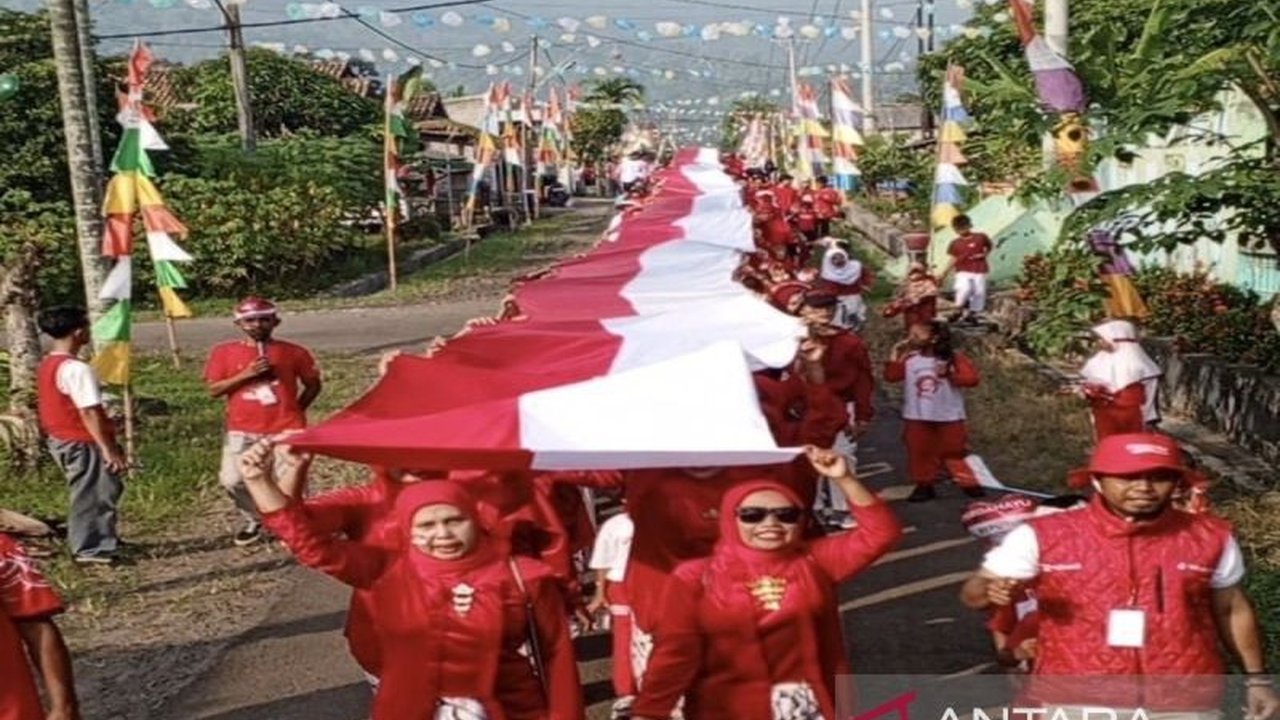 Ribuan warga Desa Pasuruan, Lampung Selatan, merayakan HUT RI ke-80 dengan Pembentangan Bendera Merah Putih sepanjang 80 meter. Apa makna di baliknya?