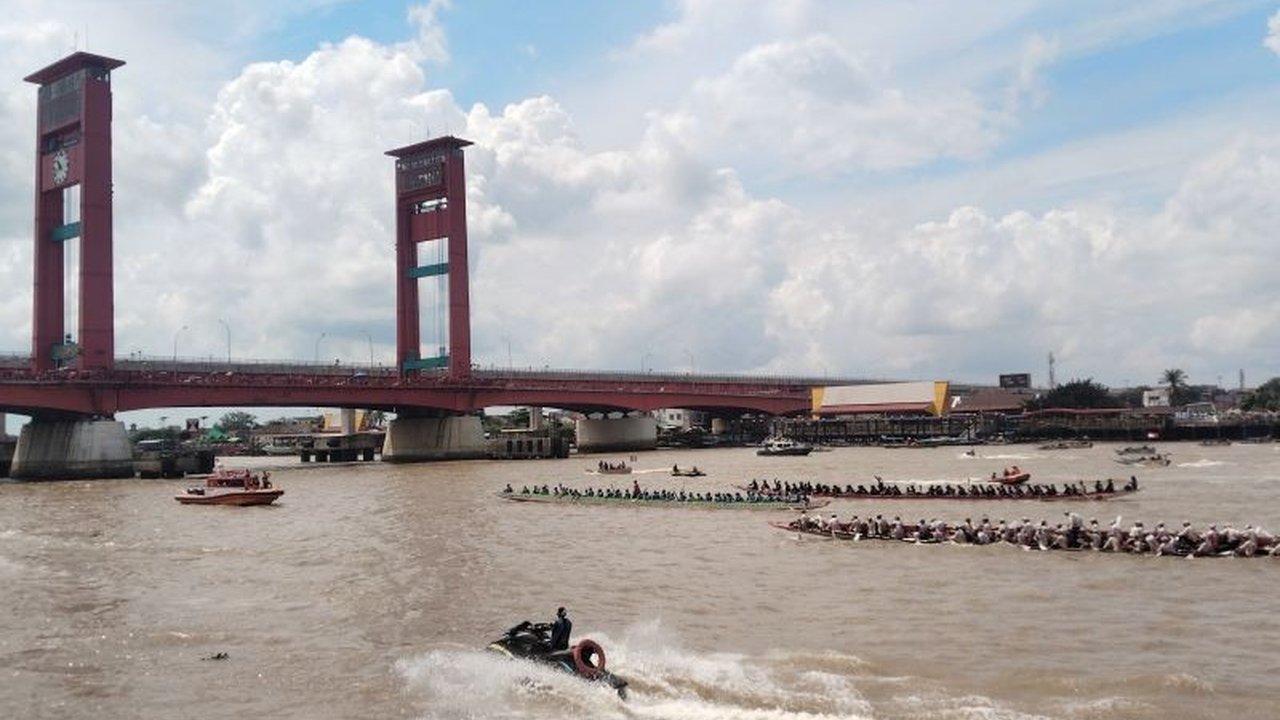 Antusiasme luar biasa menyelimuti Festival Perahu Bidar di Sungai Musi Palembang, menarik ribuan wisatawan merayakan HUT Ke-80 RI. Ada apa di balik kemeriahan ini?
