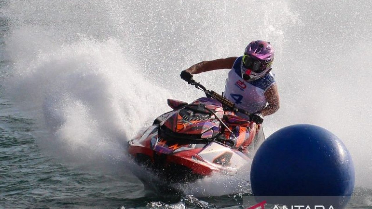 Pembalap jetski Prancis, Francois Medori, berhasil menorehkan sejarah dengan menjuarai Aquabike Toba 2025 kategori Runabout GP1 di Danau Toba. Siapa saja lawannya?