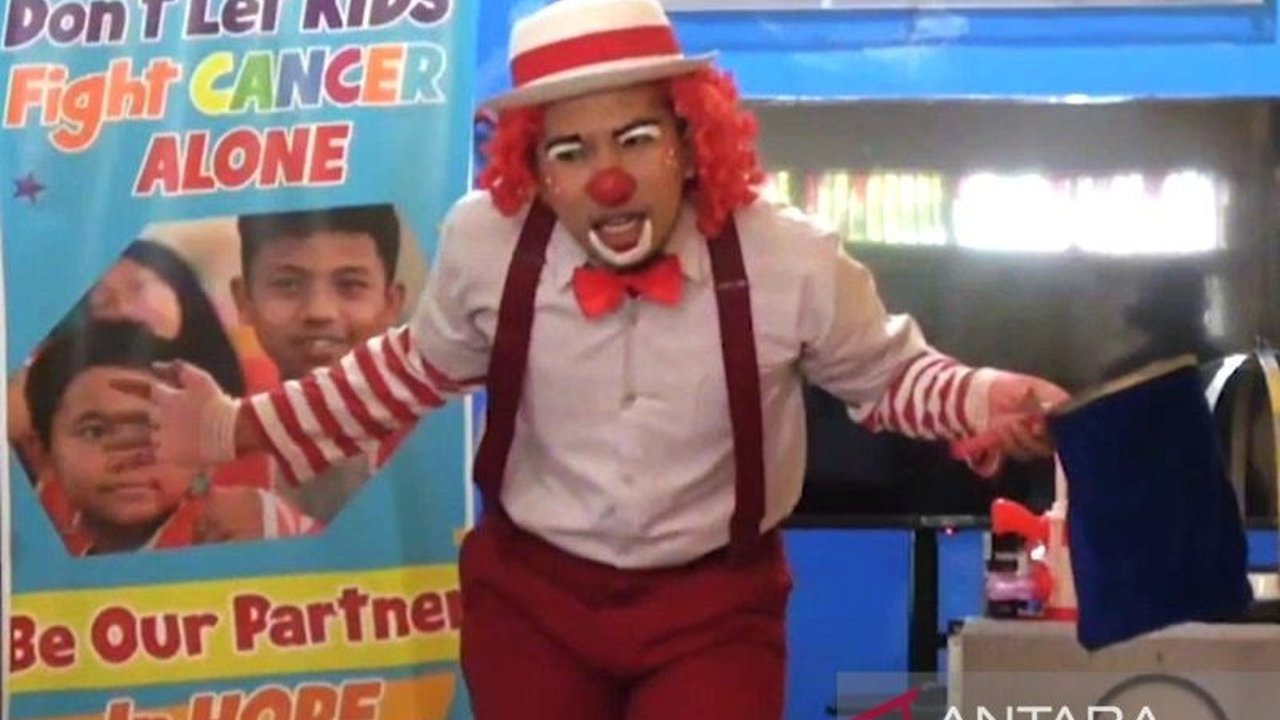 Unik! Polisi Badut Hibur Anak Penderita Kanker dan Yatim di Hari Kemerdekaan, Aksi Brigpol Ridha Tuai Pujian