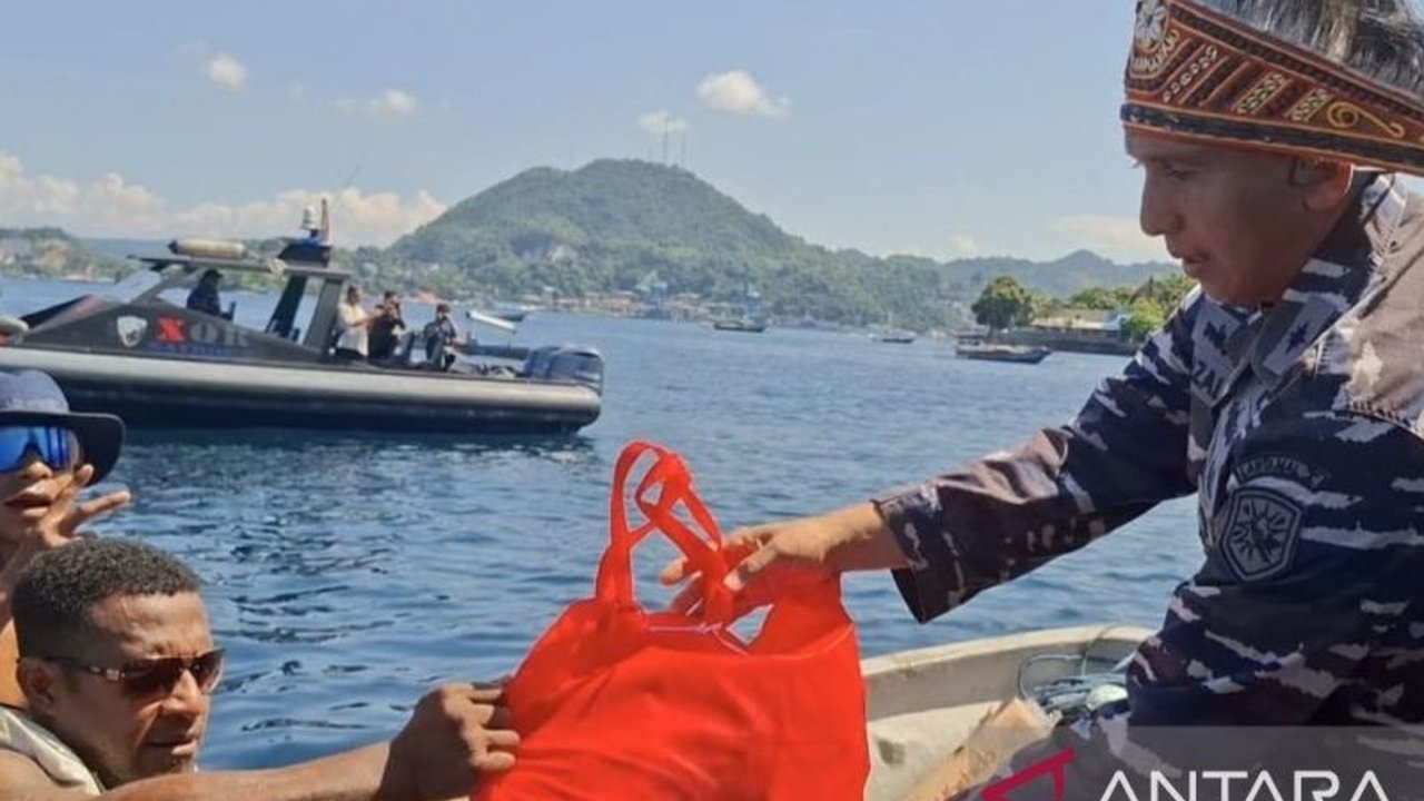 Kodaeral X Jayapura menyalurkan 300 paket bahan pokok dan Bendera Merah Putih kepada nelayan di Jayapura, menandai HUT ke-80 RI. Apa tujuan mulia di baliknya?