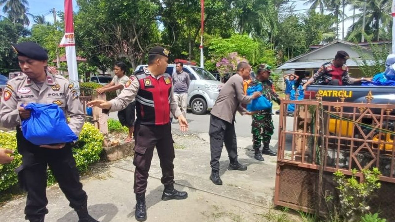 Polda Sulteng bergerak cepat menyalurkan bantuan sembako bagi warga terdampak gempa Poso berkekuatan 5,8 magnitudo. Simak komitmen Polri dalam meringankan beban masyarakat.