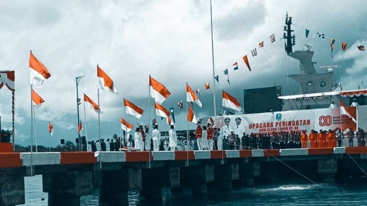 Saksikan momen bersejarah Pengibaran Bendera Bawah Laut Biak dalam rangka HUT ke-80 RI di Papua, sebuah perayaan unik yang memukau ribuan warga.