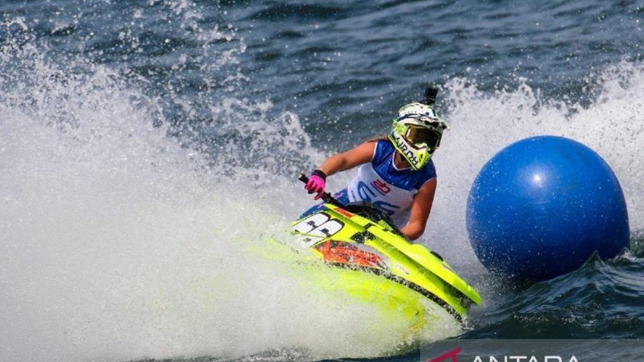 Pembalap Denmark Oliver Koch Hansen berhasil menorehkan sejarah sebagai juara Aquabike Toba 2025 kategori SKI GP1. Simak dominasinya di Danau Toba!