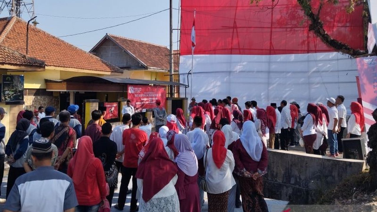 Pertama Kali dalam Sejarah, Warga Desa Kaliputu Kudus Kibarkan Bendera Raksasa 9x12 Meter untuk HUT RI
