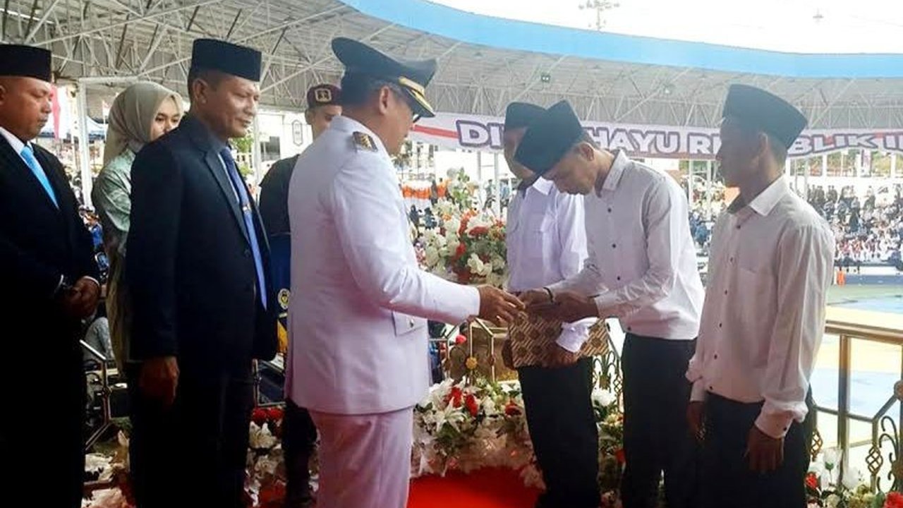 Ratusan narapidana di Lapas Muara Teweh menerima Remisi Narapidana pada HUT ke-80 RI, tiga di antaranya langsung menghirup udara bebas. Simak detail lengkapnya!