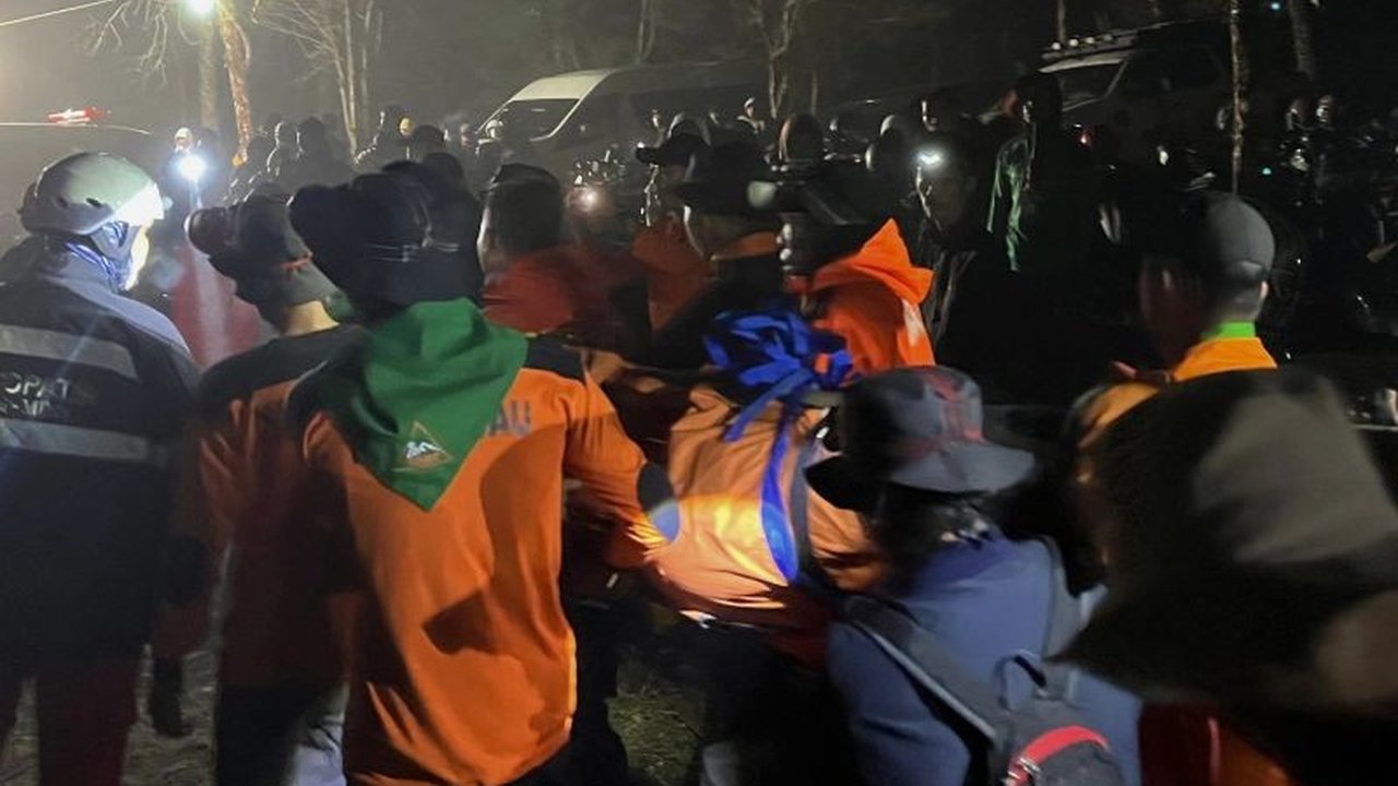 Seorang pendaki asal Bone meninggal dunia akibat hipotermia setelah mengikuti upacara HUT RI ke-80 di Gunung Bawakaraeng. Bagaimana kronologi lengkap kejadian tragis ini?