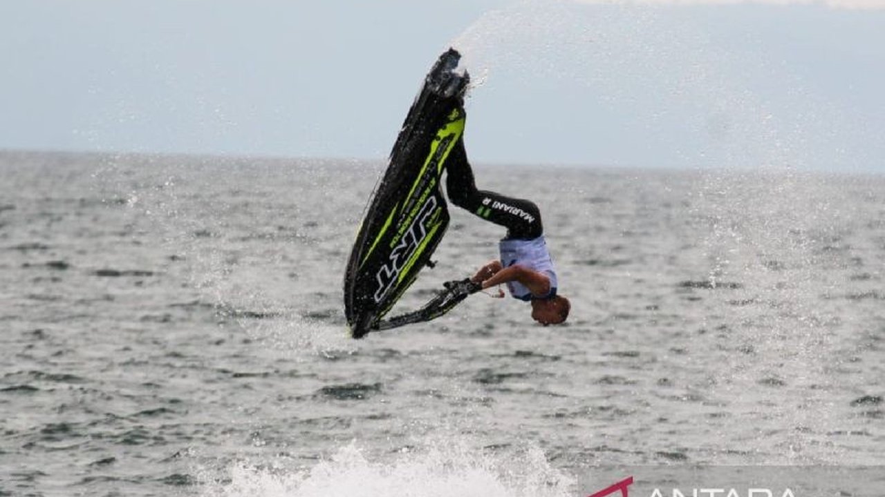 Pembalap jetski Uni Emirat Arab, Rashid Al Mulia, berhasil meraih gelar juara kategori Freestyle pada ajang bergengsi Aquabike World Championship Toba 2025 di Danau Toba, Sumatera Utara. Simak detail kemenangan dan persaingan ketatnya!