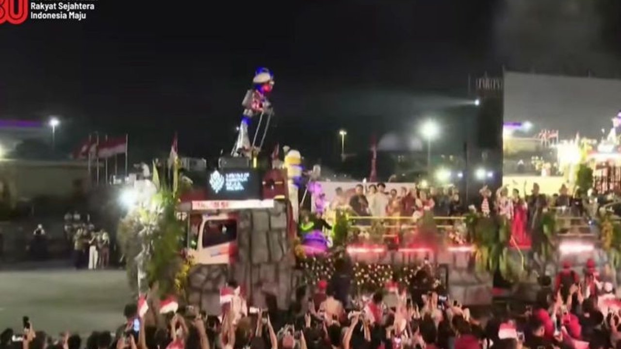 Karnaval Kemerdekaan dalam rangka HUT RI ke-80 di Jakarta menampilkan parade truk kementerian yang dihias unik, dari Kapal Pinisi hingga kolaborasi dengan Gostik Comic. Simak kemeriahannya!