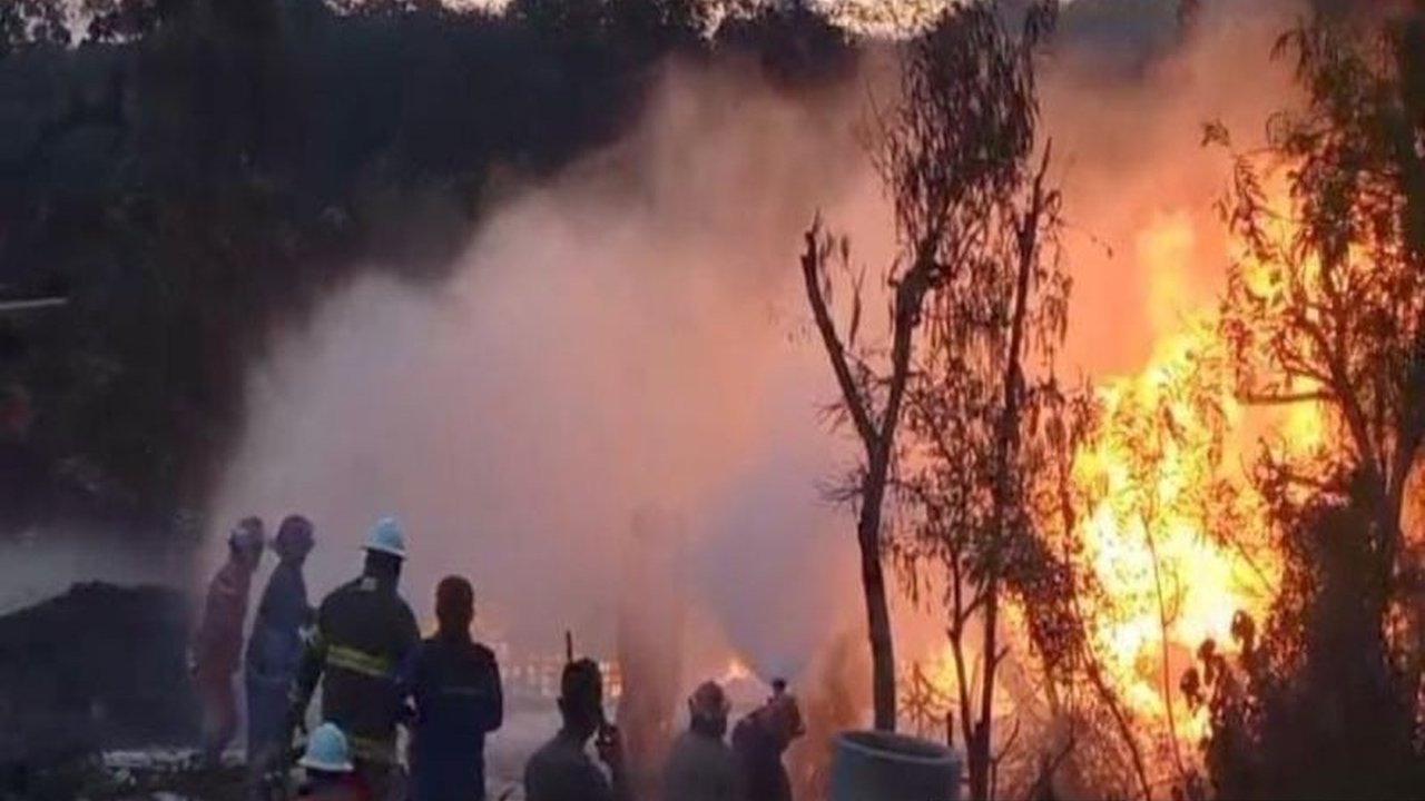 Insiden mengerikan melanda Blora! Satu korban jiwa dan empat lainnya luka bakar parah akibat kebakaran sumur minyak ilegal di Dukuh Gendono, Blora. Simak kronologi lengkapnya.