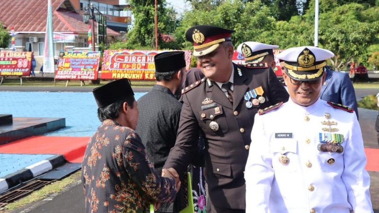 Kapolres Lingga, AKBP Pahala Martua Nababan, mengajak masyarakat menjadikan semangat kemerdekaan sebagai energi positif untuk berkarya dan membangun bangsa. Simak selengkapnya!