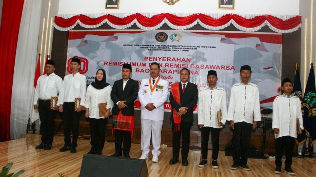 Ratusan warga binaan di Lapas Madiun menerima remisi umum dan Dasawarsa pada HUT ke-80 RI. Sebanyak 20 di antaranya langsung bebas. Simak detail penghargaan negara ini!