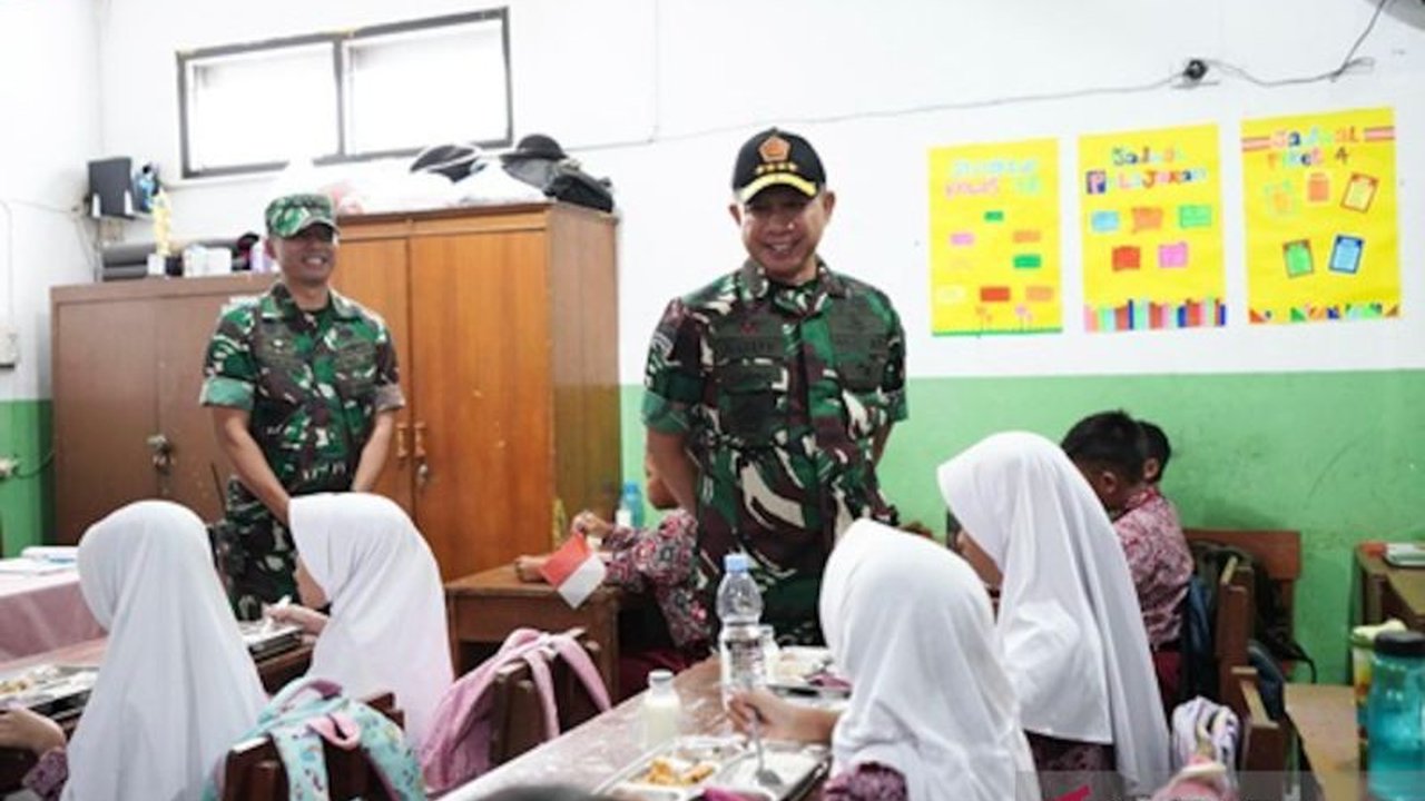 Panglima TNI Jenderal Agus Subiyanto menegaskan dukungan penuh terhadap Program Makan Bergizi Gratis pemerintah, dengan ribuan dapur disiapkan demi generasi sehat.