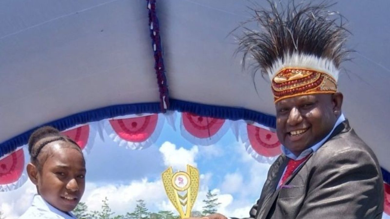 Bupati Jayapura Yunus Wonda membuat sejarah dengan mengutus 35 kepala OPD ke 19 distrik untuk upacara HUT RI ke-80, memastikan semangat kemerdekaan merata hingga pelosok.