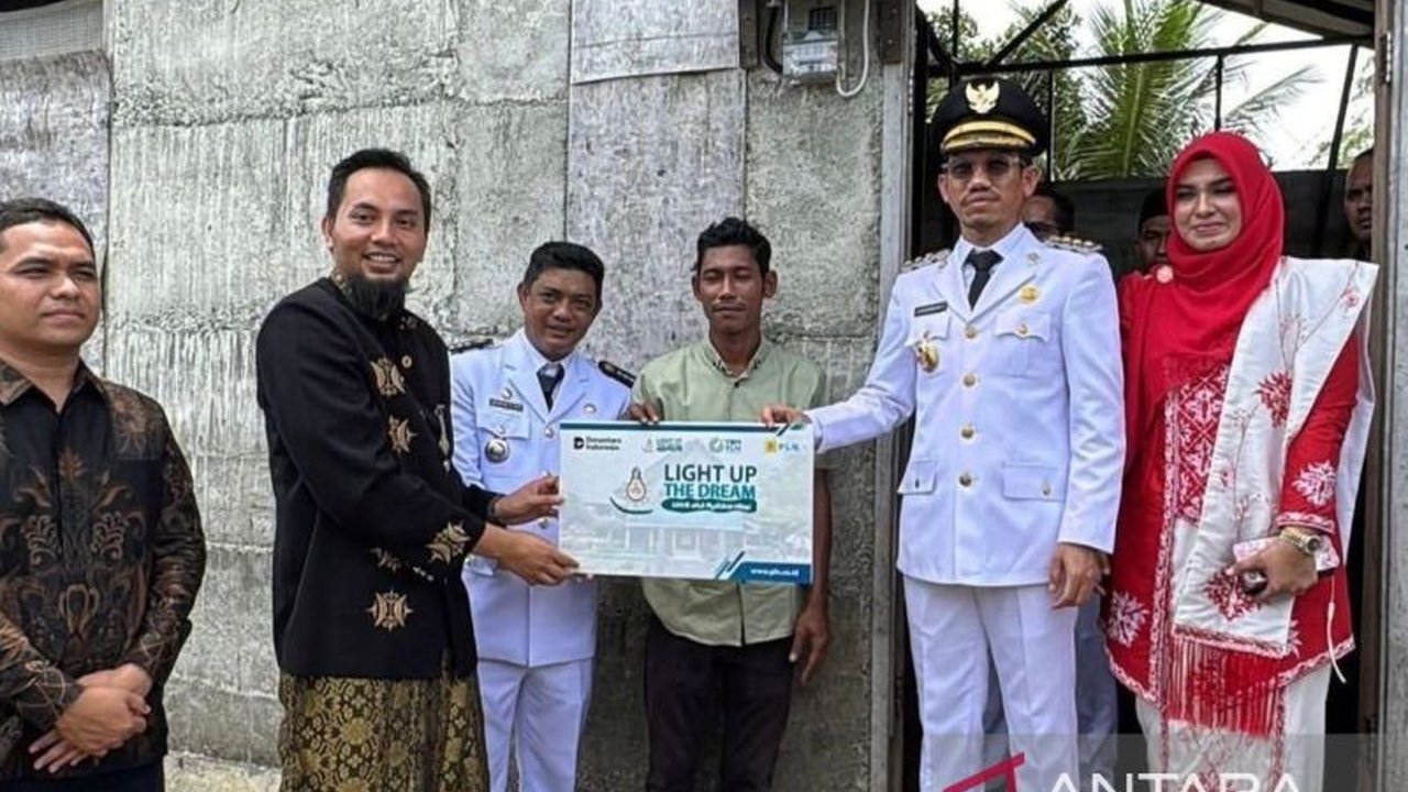 Rayakan HUT RI ke-80, Pemkab Aceh Barat berikan sambungan listrik gratis kepada keluarga prasejahtera di Meulaboh, wujudkan kemerdekaan yang dirasakan langsung.