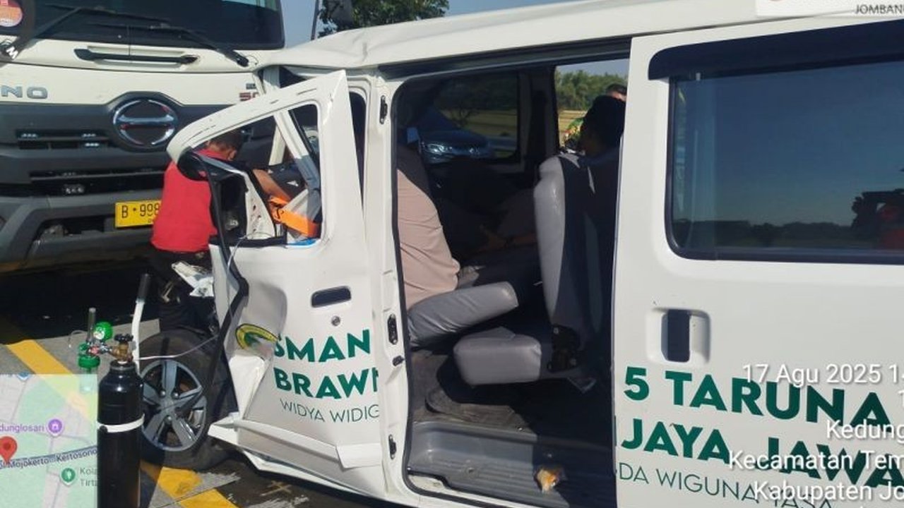 Kecelakaan Tol Jombang KM 688+000 B melibatkan mobil bertuliskan SMAN 5 Taruna Brawijaya dan truk box. Insiden ini menyebabkan dua luka berat.