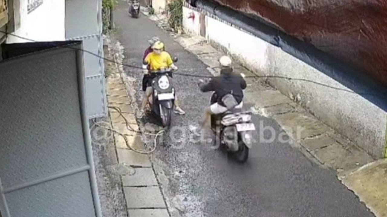 Perayaan HUT ke-80 RI diwarnai serangkaian Insiden Kriminal Jakarta. Simak rangkuman lengkap kasus tragis anak terjatuh, pemalakan preman, dan penjambretan kalung emas yang menggemparkan.