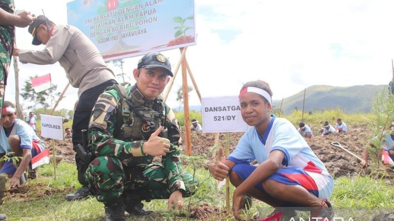 Satgas Yonif 521/DY menanam 1.500 pohon di 11 pos penugasan di Papua Pegunungan. Aksi pelestarian lingkungan ini jadi kado istimewa jelang HUT RI ke-80.