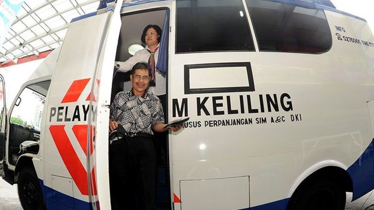 Polda Metro Jaya sediakan layanan SIM Keliling Jakarta di lima lokasi strategis hari ini, Senin 18 Agustus. Ketahui jadwal, lokasi, dan persyaratannya untuk perpanjang SIM A dan C Anda.