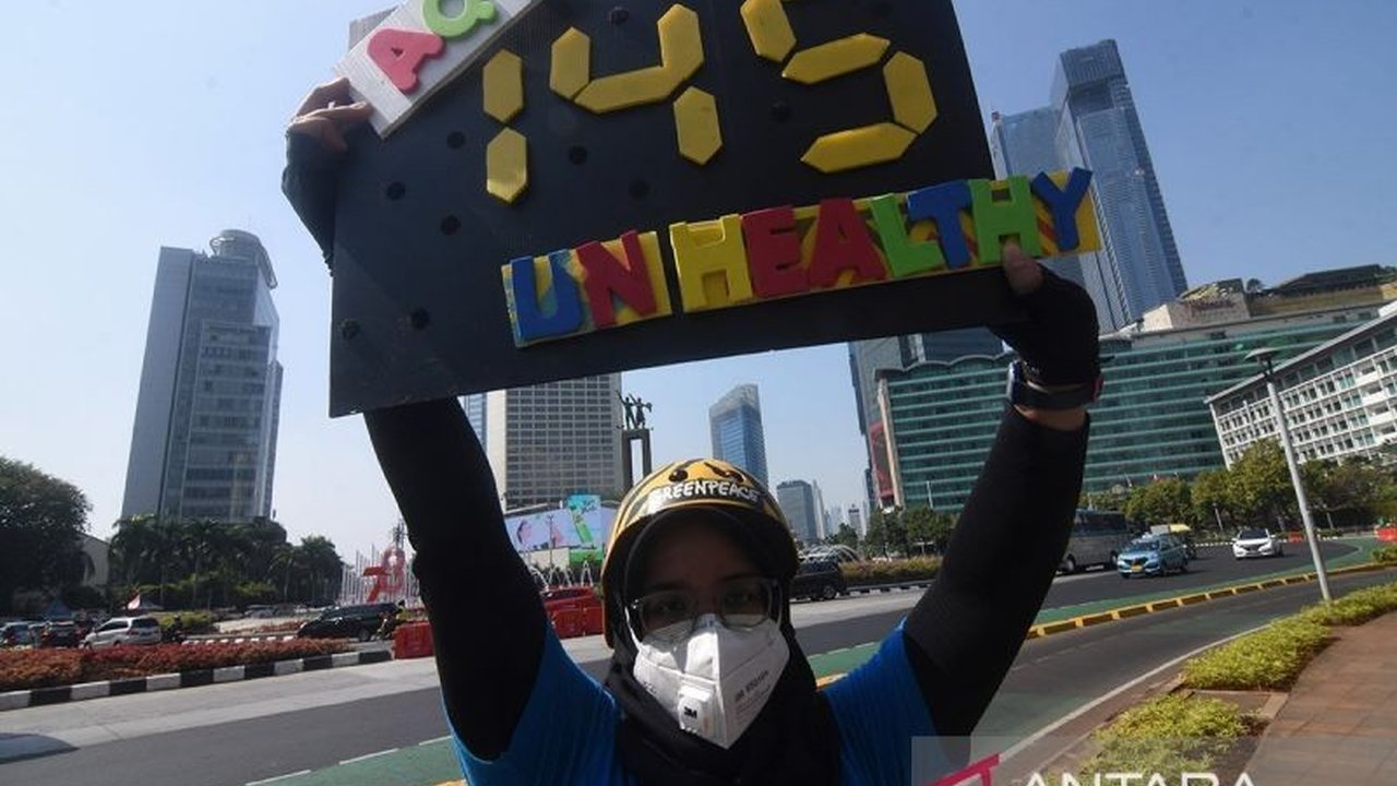 Kualitas udara Jakarta kembali tercatat tidak sehat bagi kelompok sensitif. Simak rekomendasi kesehatan dan upaya Pemprov DKI untuk mengatasi polusi ini.