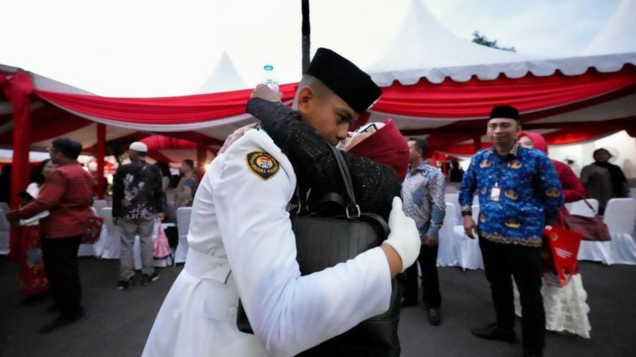 Orang tua anggota Paskibraka Sulsel mengungkapkan rasa haru dan bangga atas keberhasilan anak mereka menuntaskan tugas pengibaran bendera HUT ke-80 RI.