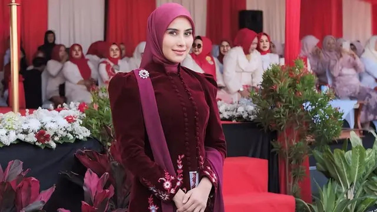Syahnaz Sadiqah di upacara HUT ke-80 RI di Kab. Bandung Barat. [IG: @syahnazs]