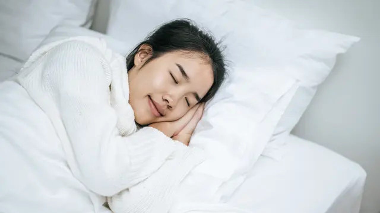 Menjaga kualitas tidur yang cukup setiap harinya bisa menjadi salah satu cara agar terbebas dari risiko stroke. (Foto dok: Freepik/jcomp).